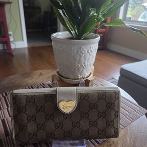 Authentic Gucci Brown and Cream Wallet